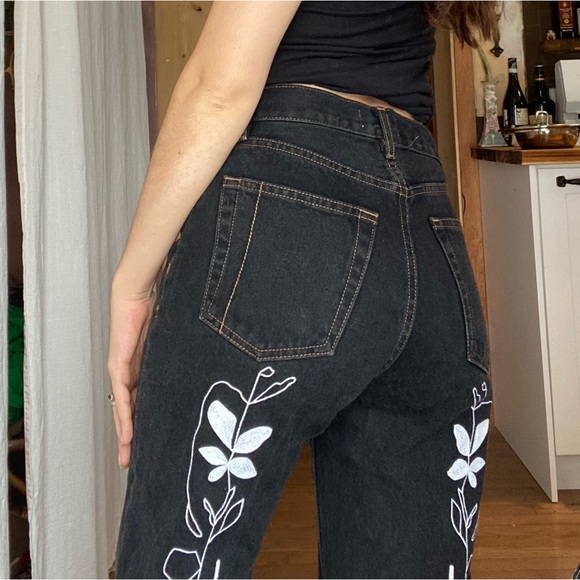 Embroidered high rise, wide leg Jeans - Picture 4 of 9